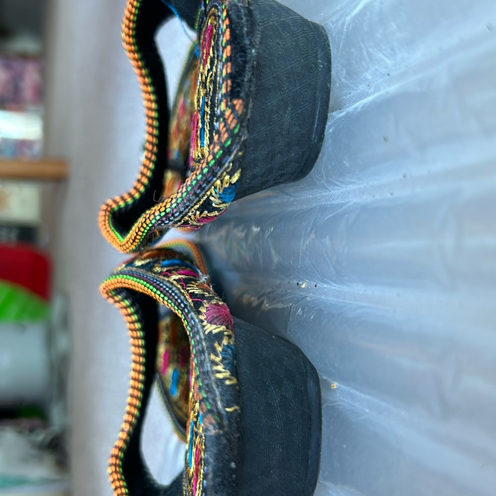 NWOT. East Indian strikingly colorful and bright embroidered summer sandals. - Picture 4 of 4